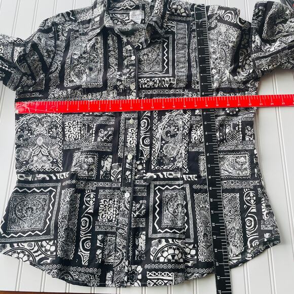 Chico’s Black White Buttondown shirt size L - Picture 7 of 7